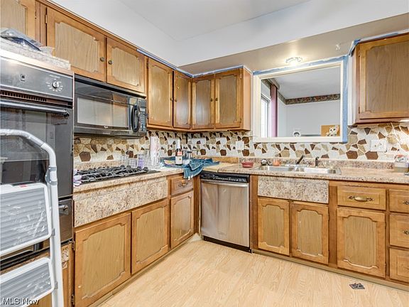 3rd image of 5571 Carlton Dr