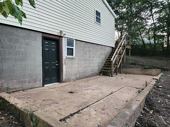 5th image of 905 Lela St