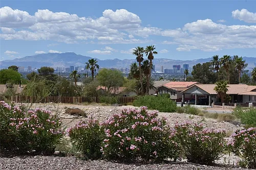6889 Beverly Glen Ave #B Photo 1