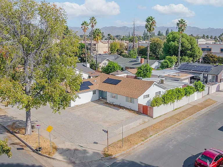 8604 Saloma Ave — Photo 1