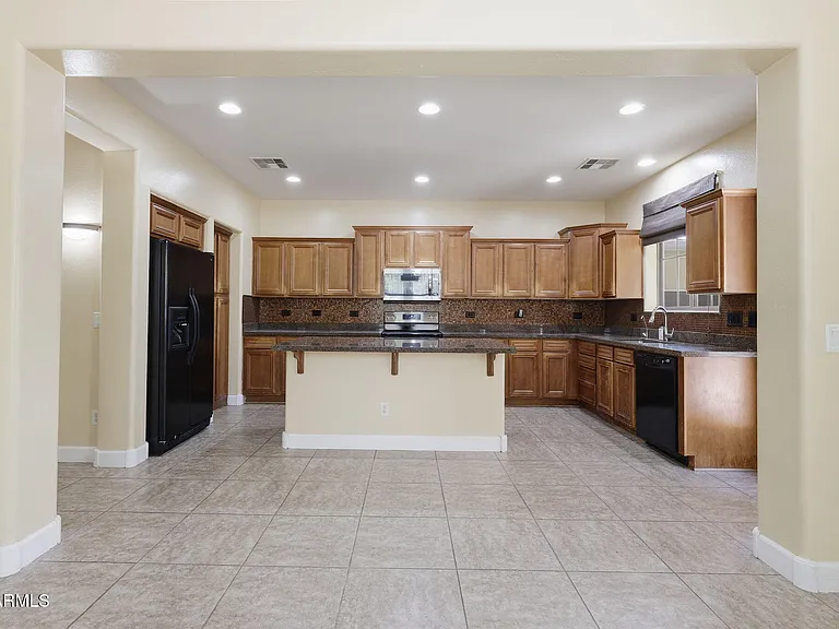 15372 W Dahlia Dr — Photo 2