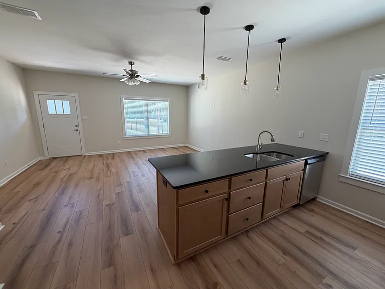 301 NE 2nd St #1 — Photo 4