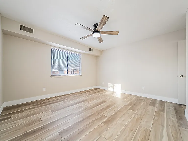 Hallwood Manor Apartments — Photo 15