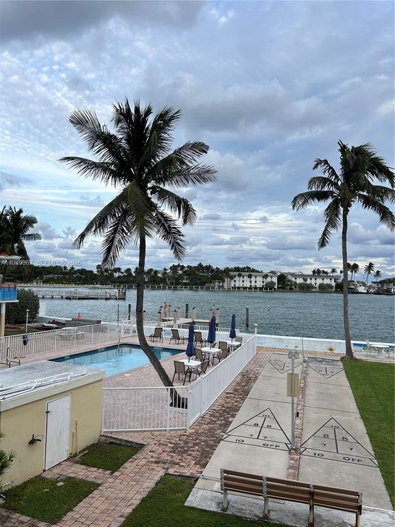 2508 Bay Dr APT 12, photo 5