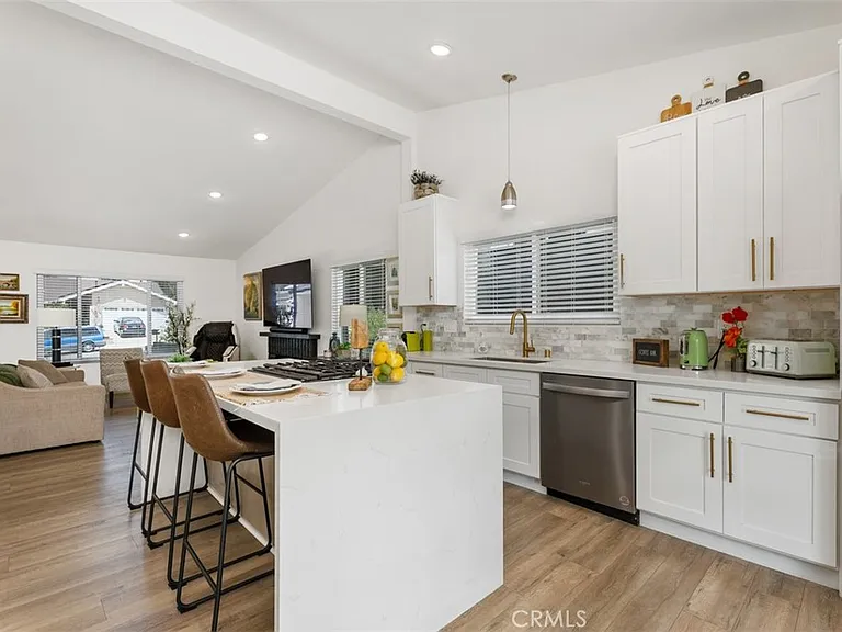 25552 Mackenzie St — Photo 3