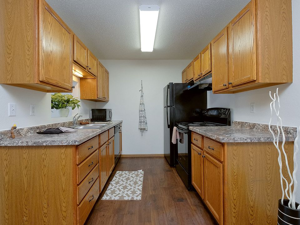 Moorhead, MN Woodstone Apartments | Kitchen