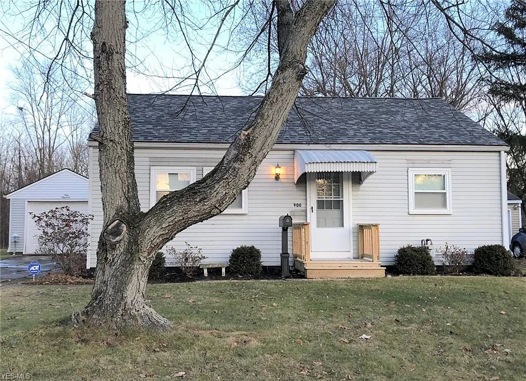 900 Oak St photo 1