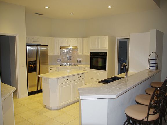 Kitchen / Island / Breakfast Bar