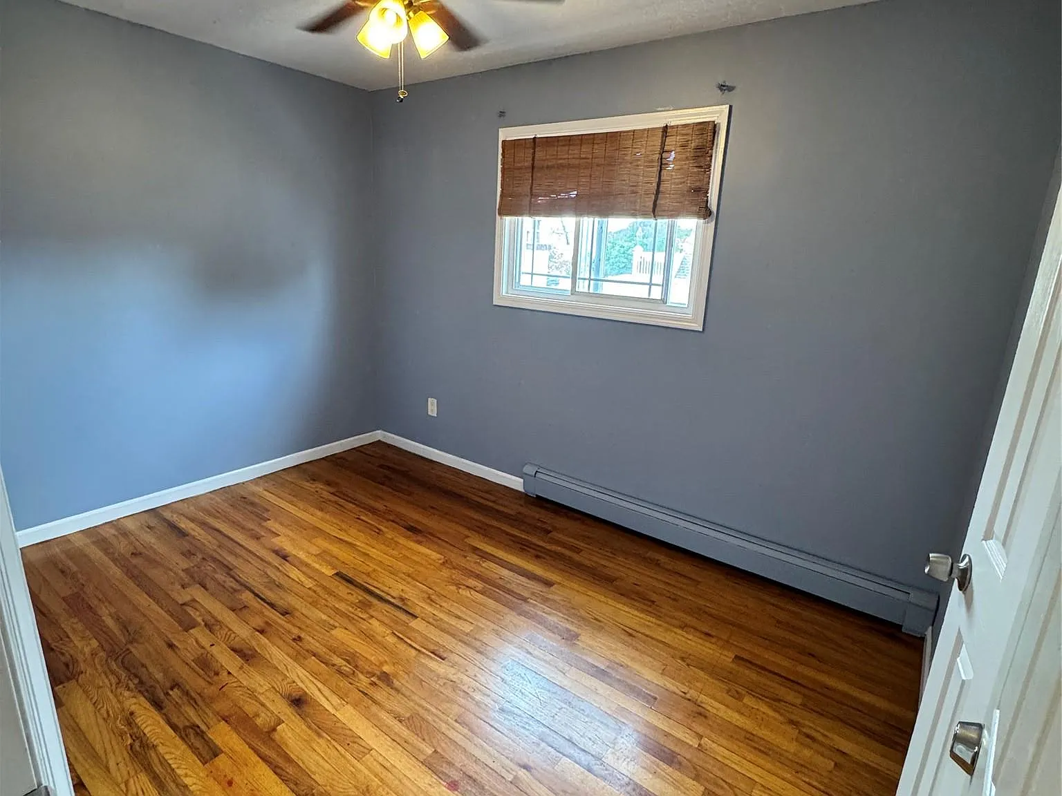 3 bed, 1.0 bath, 900 sqft, $3,500 — Photo 4