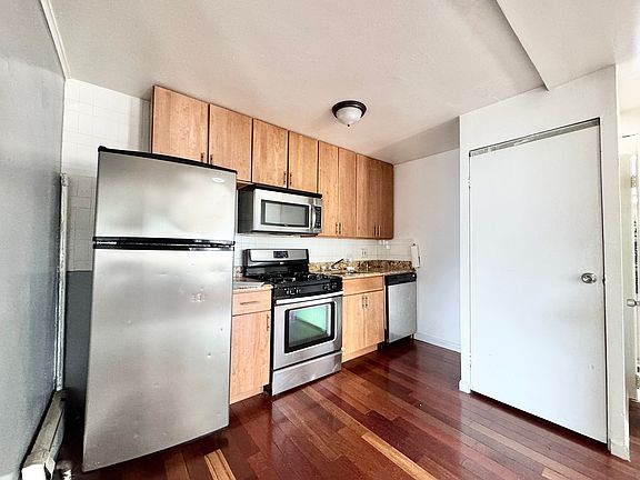 3rd image of 27 W Lincoln Ave APT 2