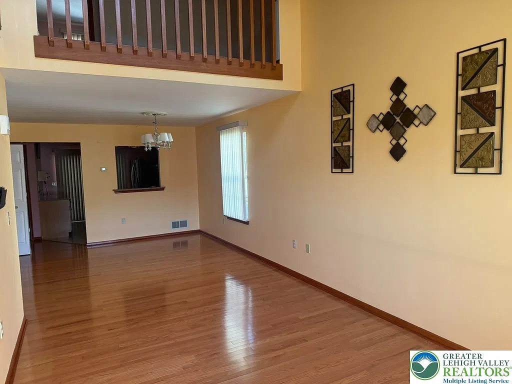 4 bed, 2.5 bath, 1651 sqft, $2,700 — Photo 3