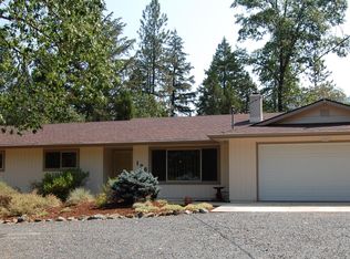 196 Surrey Dr, Grants Pass, OR 97526