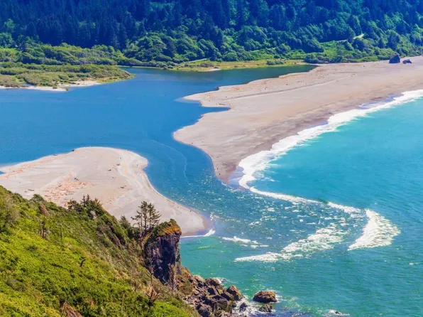 88 Klamath Blvd, Klamath, CA 95548