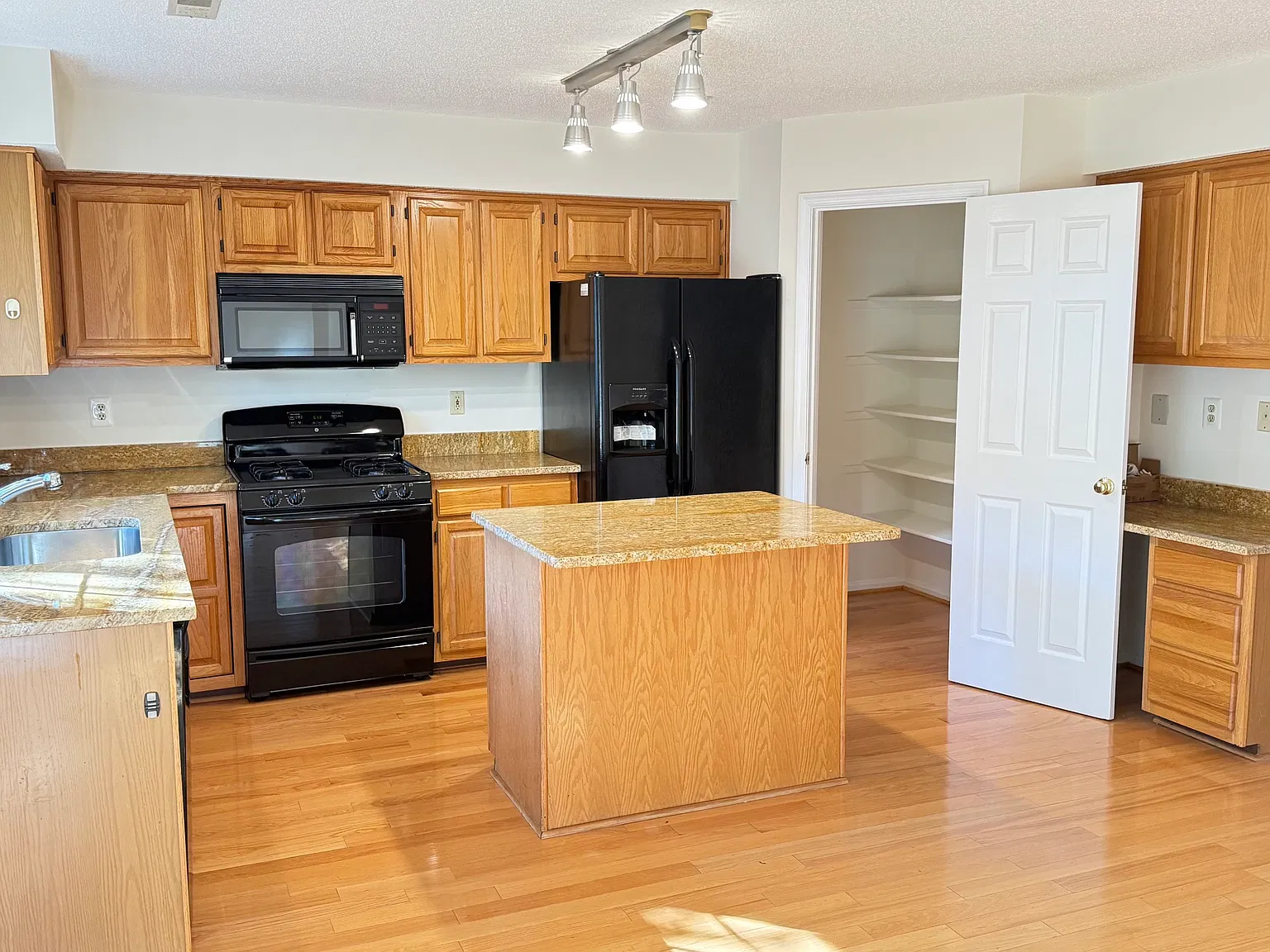 Vanderbilt Cir, Rockville — Photo 4