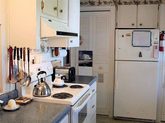 3rd image of 103 Pindo Palm St E