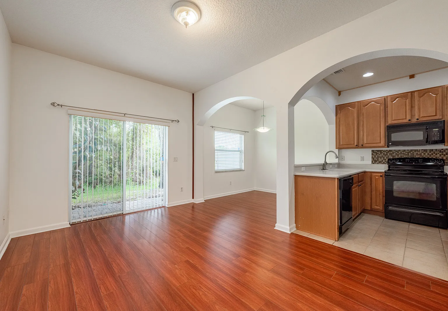 3 bed, 2.5 bath, 1470 sqft, $2,099 — Photo 4