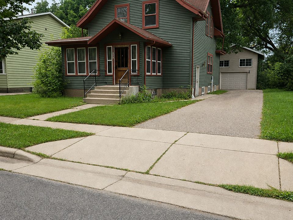 1st image of 816 3rd St SE