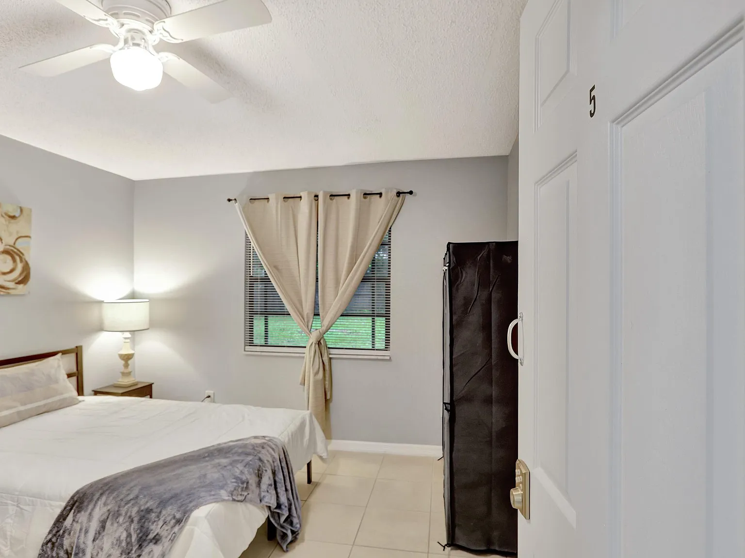 4 bed, 2.0 bath, 2052 sqft, $905 — Photo 1