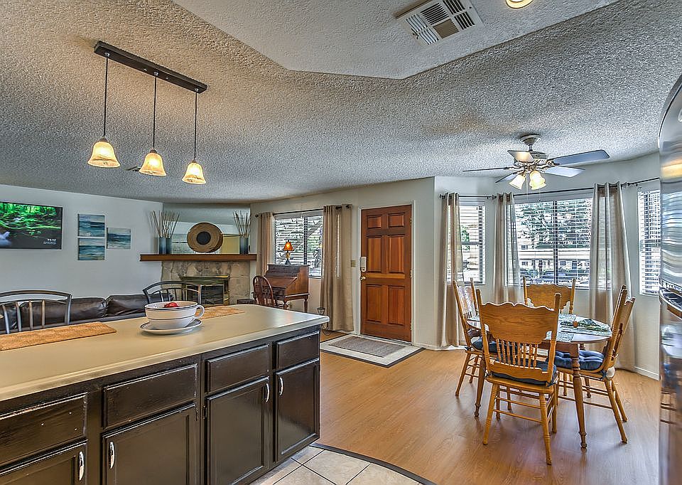 Breakfast Bar & Dining Areas