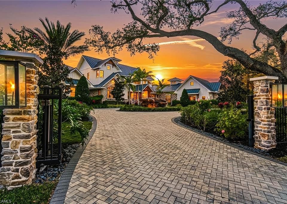 1st image of 325 Cocohatchee BLVD
