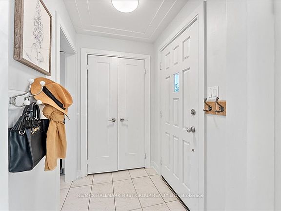 3rd image of 721 Leaside St