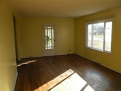 4th image of 225 Schiller Ave