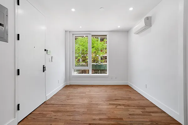 Rented by Safdie Realty Group | media 2