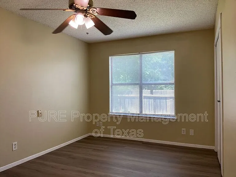 604 Country Aire Dr #B — Photo 15