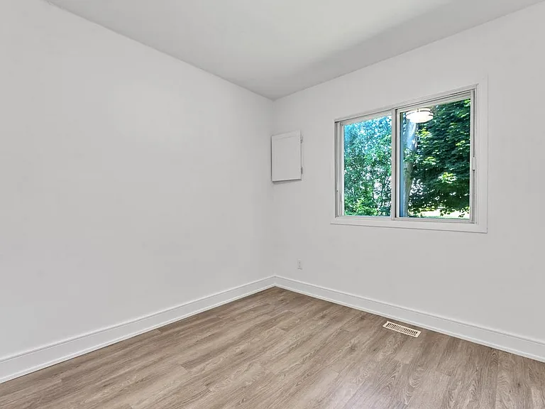 371 Yonge St — Photo 10