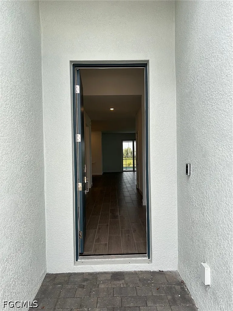 4 bed, 3.0 bath, 2032 sqft, $3,000 — Photo 2