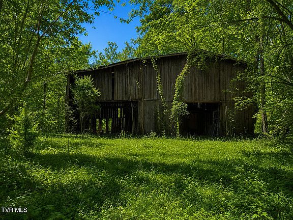 5th image of 1529 Beech Creek Rd