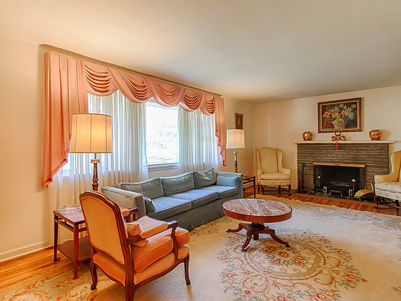 2nd image of 2 Acorn Pl