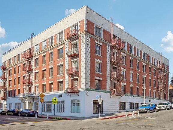 5th image of 1305 Ingraham St APT 513