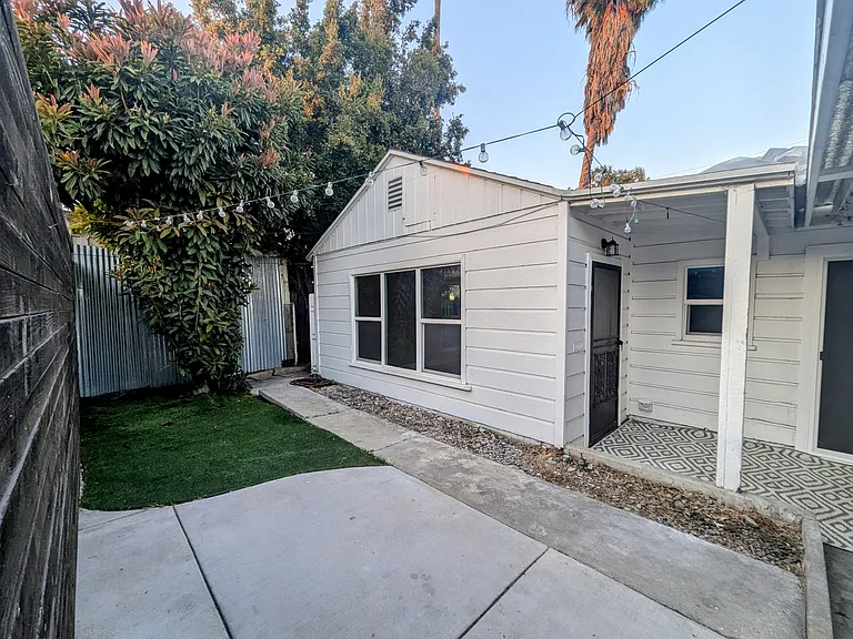 1342 Bennett Ave — Photo 1