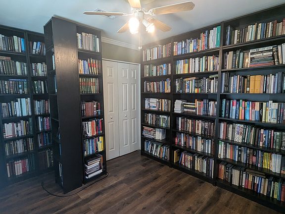3rd image of 1002 Deer Hollow Dr
