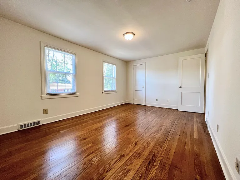 Latham Park Manor — Photo 18