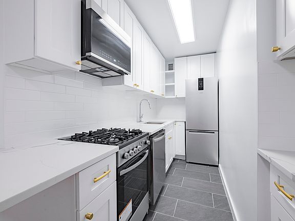 4th image of 77 W 55th St APT 6F