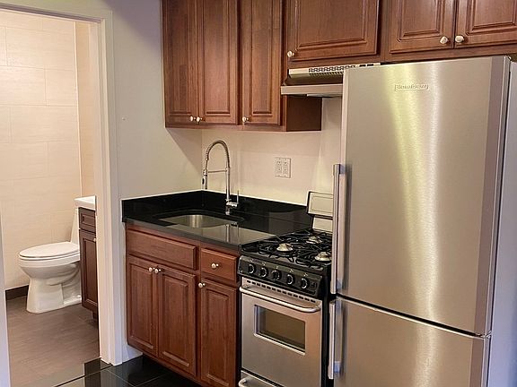 3rd image of 321 W 80th St #12A