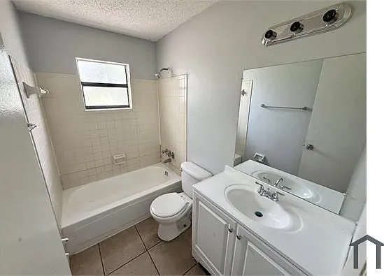 911 N Iowa Ave #2 — Photo 2