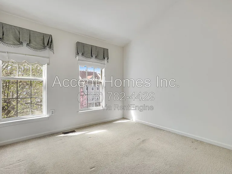 21217 Millwood Sq — Photo 38