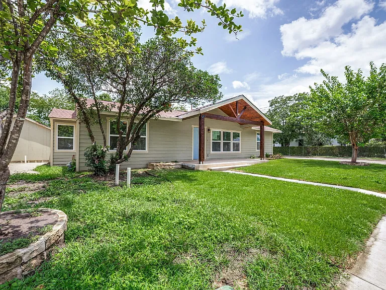 703 W Rosewood Ave — Photo 2