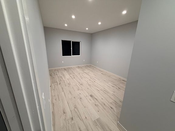 4th image of 10916 Cantlay St