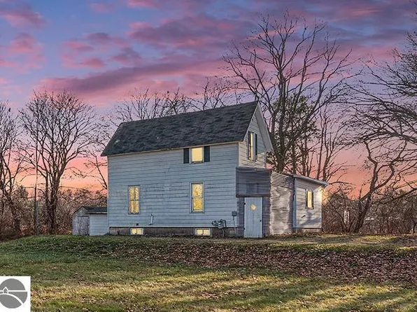 745 Sunnyside Dr, Cadillac, MI 49601