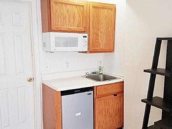 3rd image of 130 E 36th St APT 5R