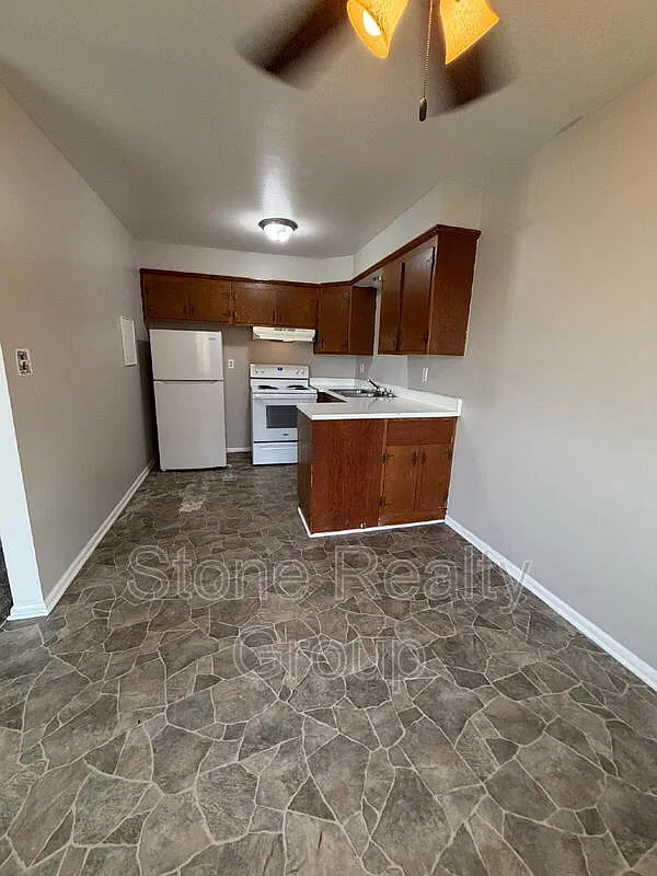 2 bed, 1.0 bath, $875 — Photo 3
