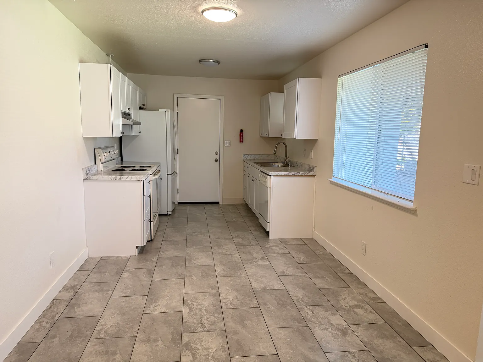 2 bed, 850 sqft, $2,100 — Photo 2