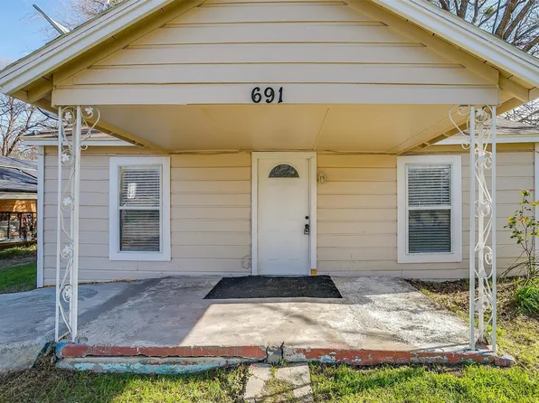 691 Meadow Park Dr, White Settlement, TX 76108