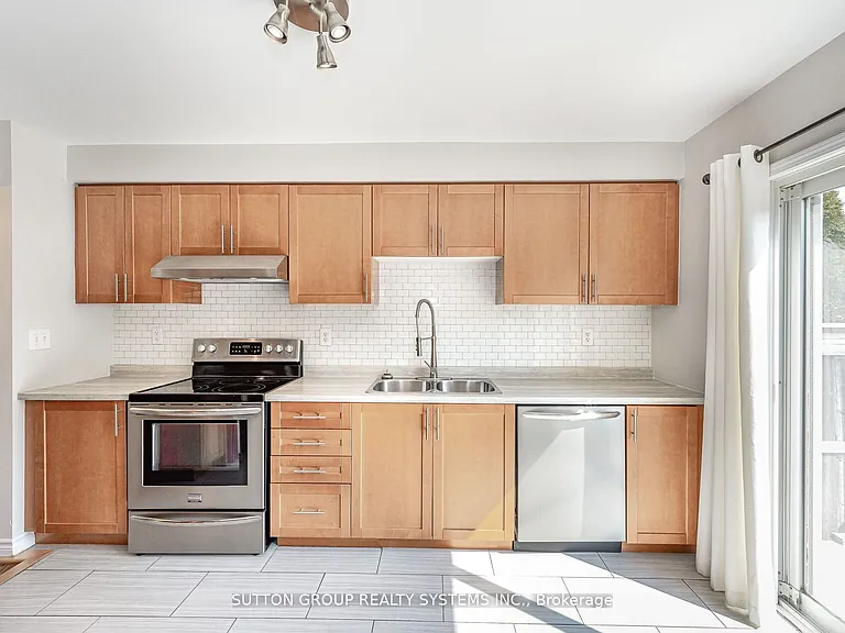 1152 Riddell Cres — Photo 9