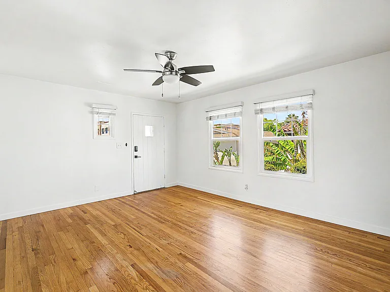 Las Palmas Apartments — Photo 9
