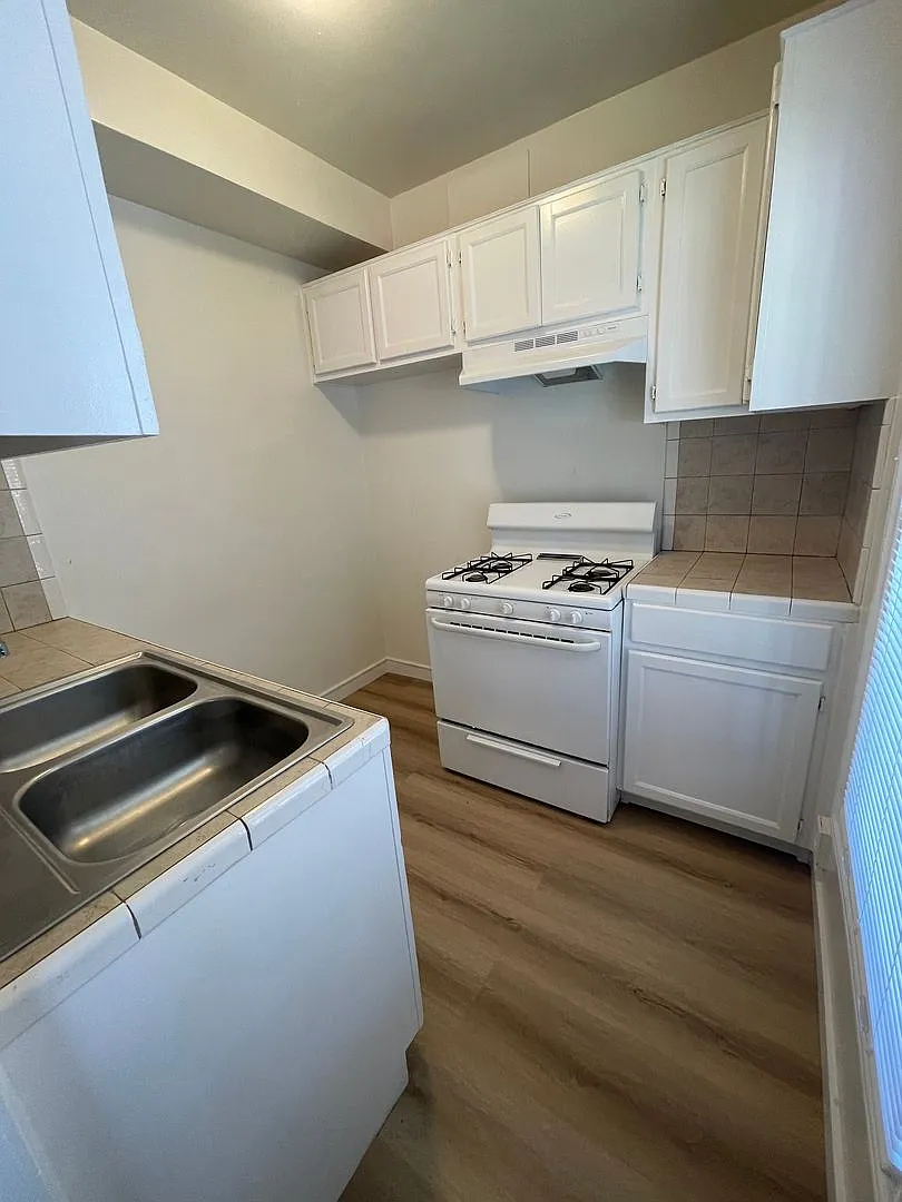 Lower 1 Bedroom 1 Bath in Long Beach — Photo 4